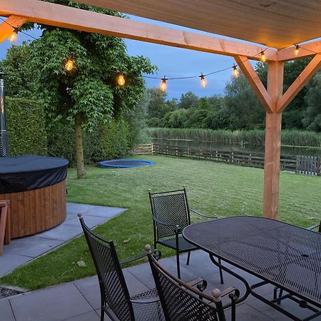 Villa Riverside Met Hottub, Eigen Aanlegsteiger, Zwemtrap, Trampoline En Kano'S Zeewolde Exterior photo