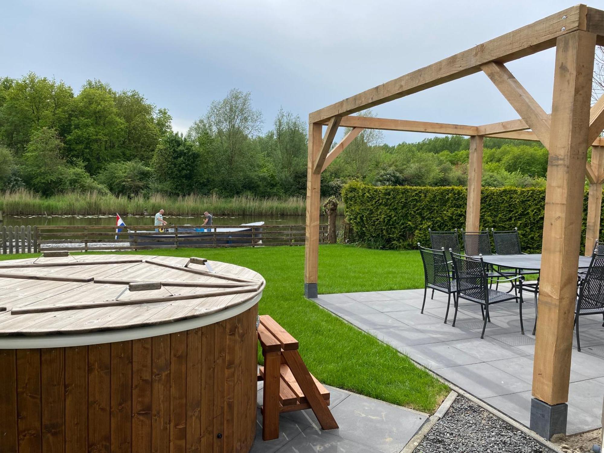 Villa Riverside Met Hottub, Eigen Aanlegsteiger, Zwemtrap, Trampoline En Kano'S Zeewolde Exterior photo