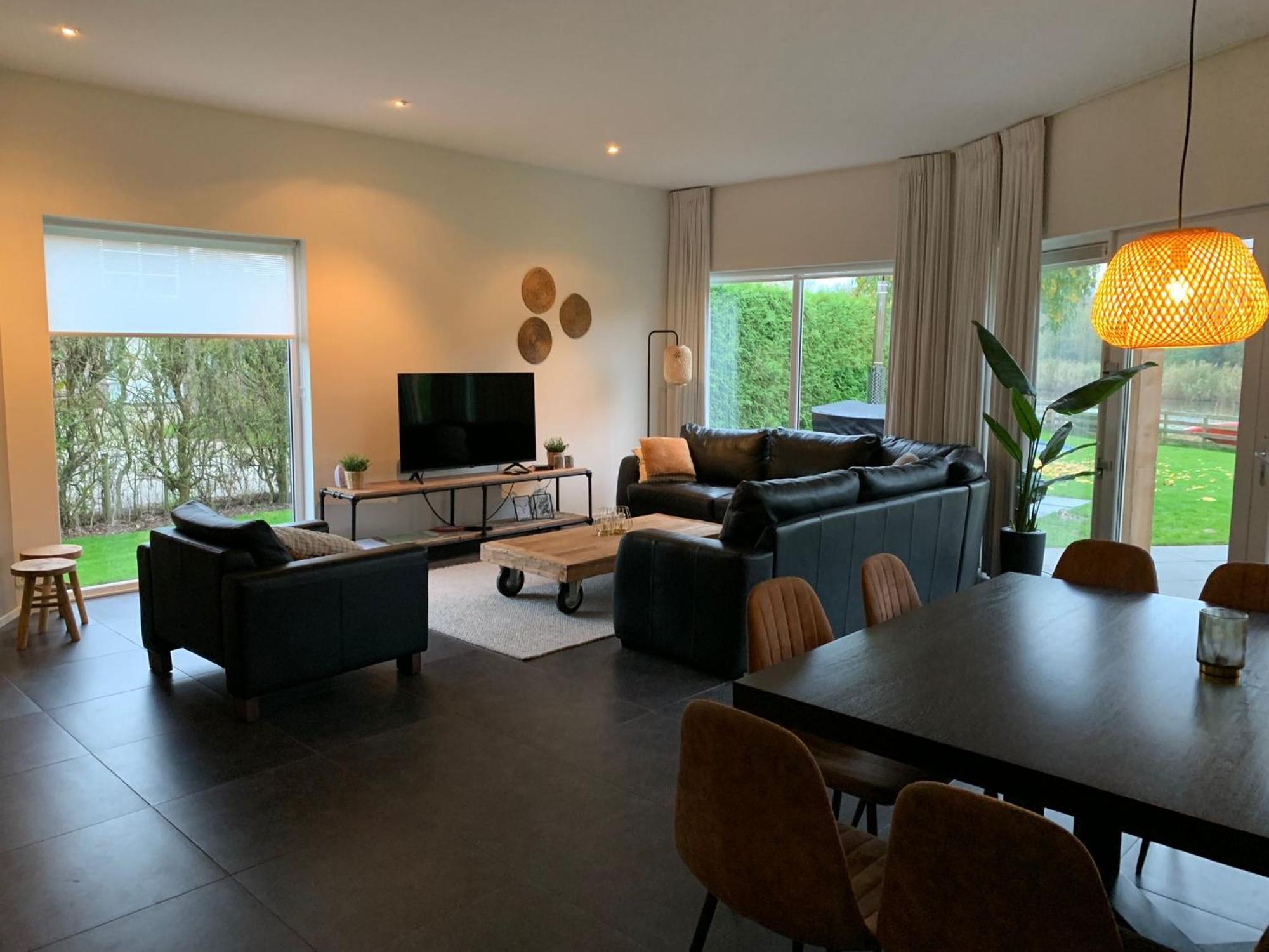 Villa Riverside Met Hottub, Eigen Aanlegsteiger, Zwemtrap, Trampoline En Kano'S Zeewolde Exterior photo