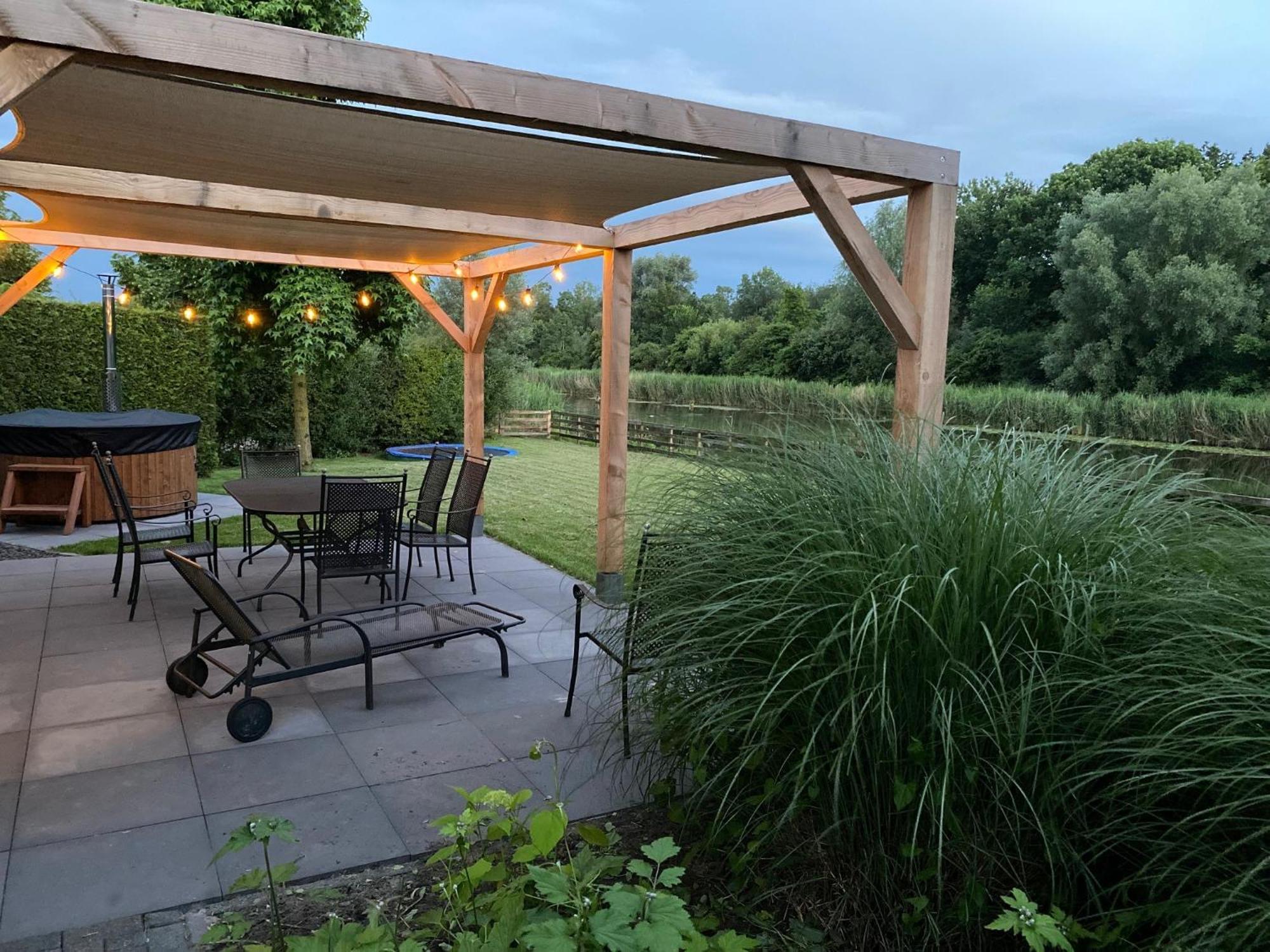 Villa Riverside Met Hottub, Eigen Aanlegsteiger, Zwemtrap, Trampoline En Kano'S Zeewolde Exterior photo